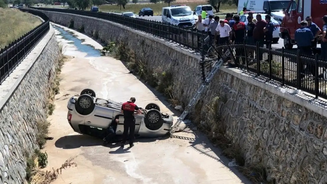 MUĞLA'DA KONTROLDEN ÇIKAN ARAÇ SU KANALINA UÇTU