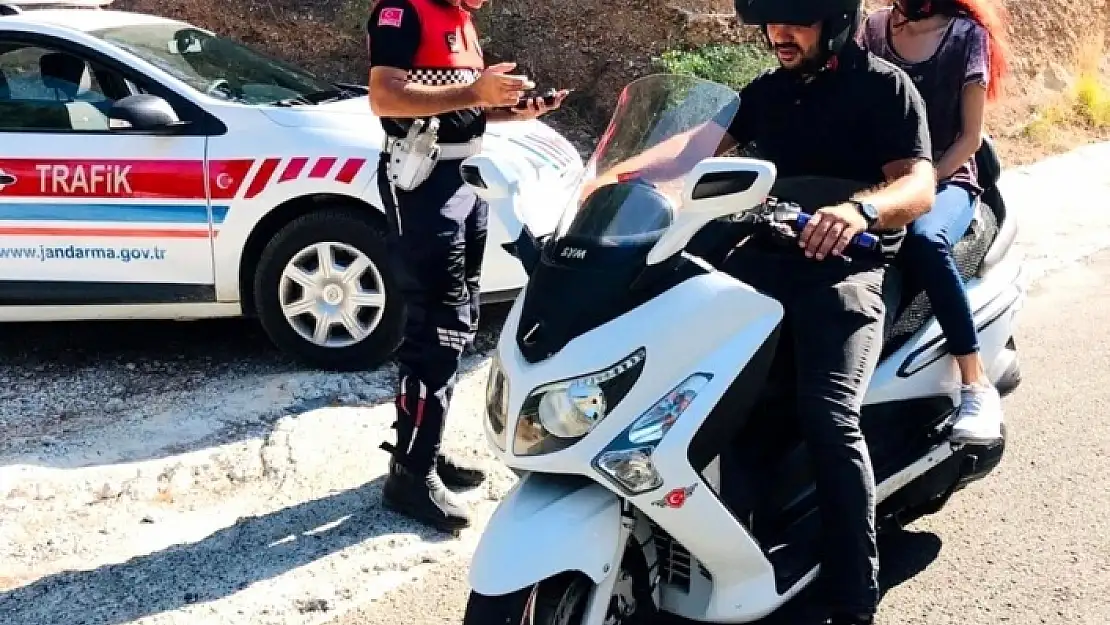 MUĞLA'DA MOTOSİKLET SÜRÜCÜLERİNE KASK DENETİMİ