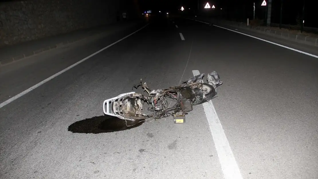 OTOMOBİLİN ÇARPTIĞI MOTOSİKLET SÜRÜCÜSÜ KADIN ÖLDÜ