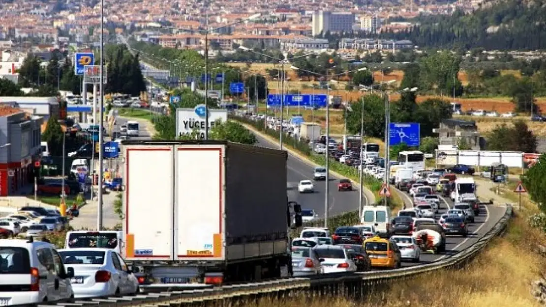 UZATMA TATİLCİLER TRAFİĞİ KİLİTLEDİ