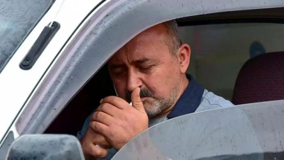 CEZA YİYEN SÜRÜCÜ BİR SİGARA DAHA YAKTI