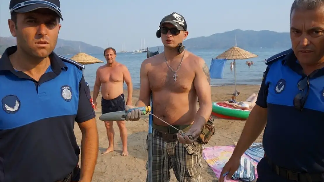 DEDEKTÖRLE PLAJDA ARAMA YAPAN TURİSTTEN İLGİNÇ SAVUNMA