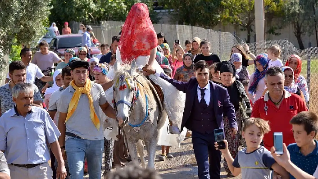 FETHİYE'DE GENÇ ÇİFT GELİN ARABASI YERİNE AT KULLANDI