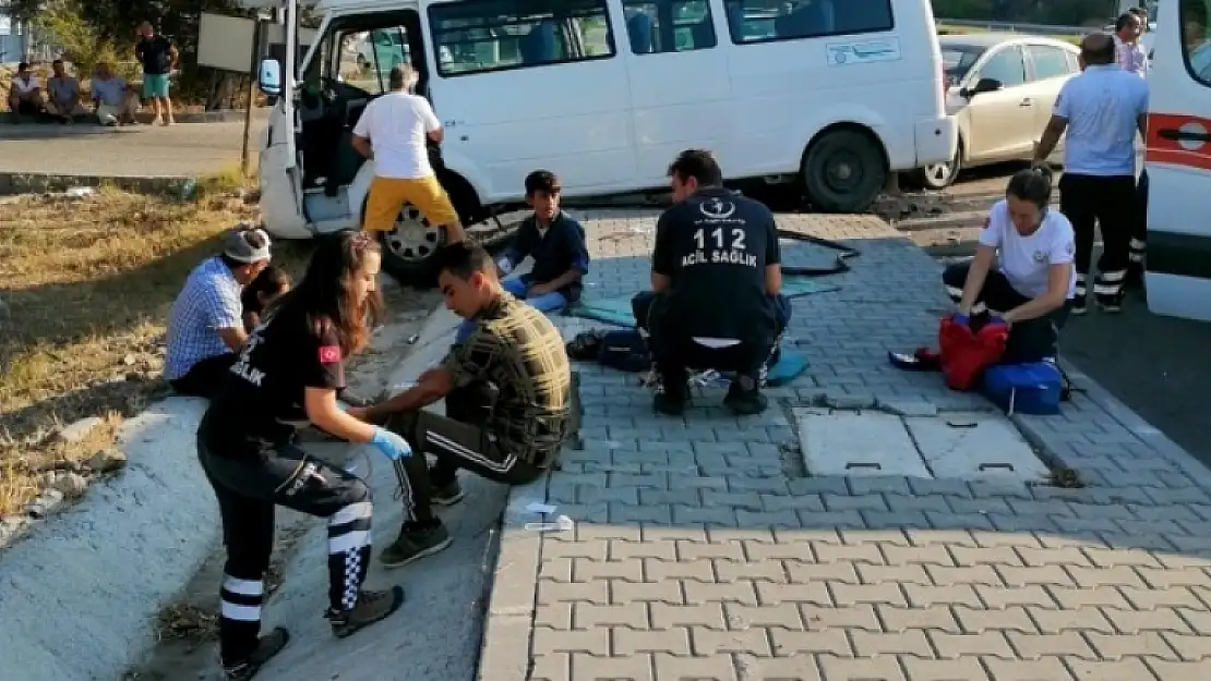 FETHİYE'DE OTOMOBİL İLE MİNİBÜS ÇARPIŞTI 9 KİŞİ YARALANDI