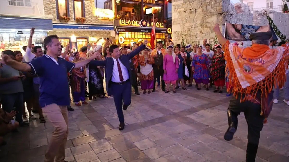 KARAOVA BAĞBOZUMU ŞENLİĞİ'NDE BODRUM BELEDİYE BAŞKANI ZEYBEK OYNADI