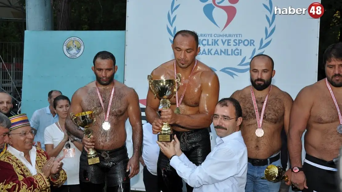 KÖYCEĞİZ 7. YAĞLI PEHLİVAN GÜREŞLERİ'NDE BAŞPEHLİVAN ALİ GÜRBÜZ OLDU