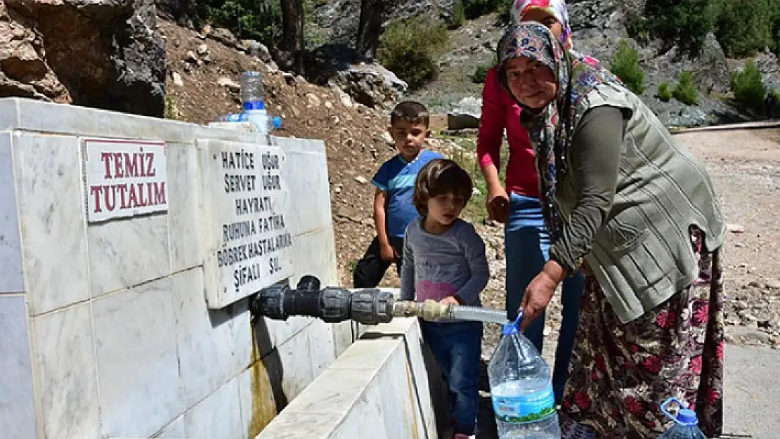 ŞİFALI OLDUĞUNA İNANDIKLARI SUYU BİDONLARLA EVLERİNE TAŞIYORLAR
