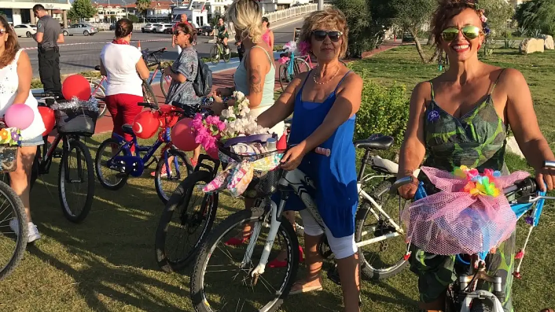 SÜSLÜ KADINLAR BİSİKLET TURU KARNAVAL HAVASINDA GEÇTİ