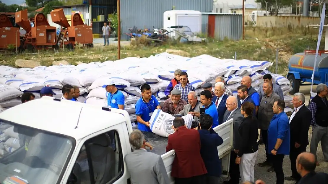 MUĞLA BÜYÜKŞEHİR'DEN ÜRETİCİYE 37 TON YEM VE TOHUM DESTEĞİ