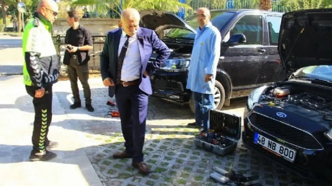 MUĞLA İL EMNİYET MÜDÜRÜNÜN ARACINDAKİ ÇAKAR SÖKÜLDÜ