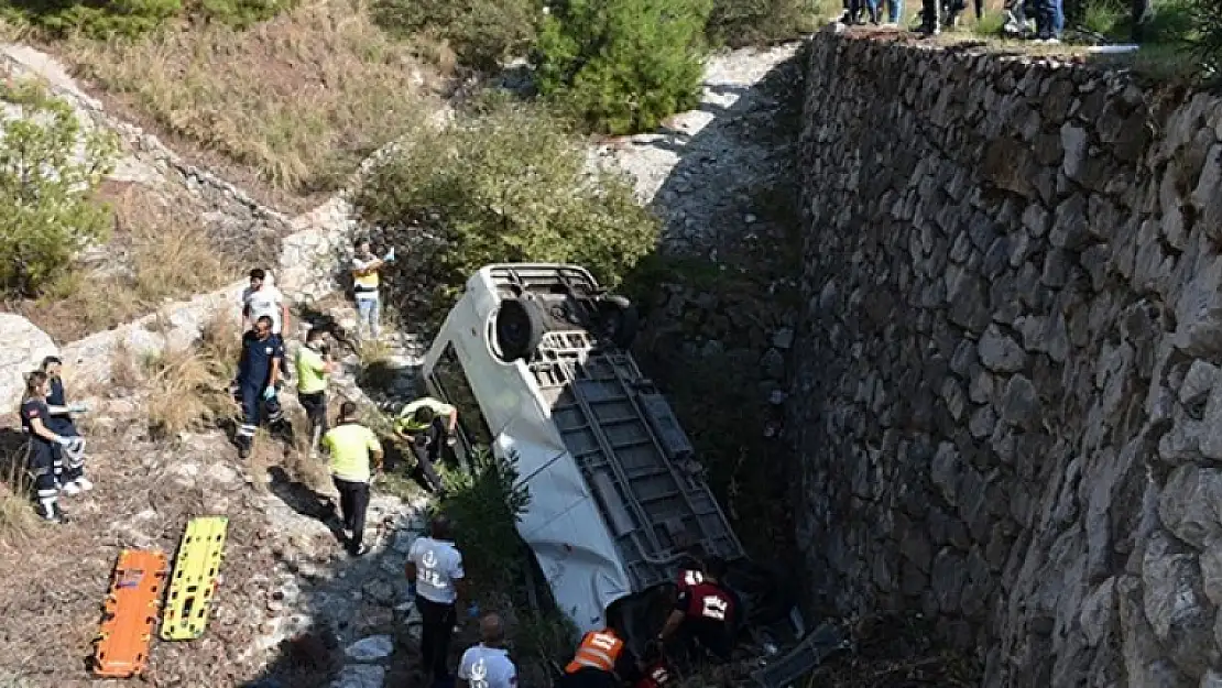 ÖĞRENCİ SERVİSİ DERE YATAĞINA DÜŞTÜ: 1 ÖLÜ