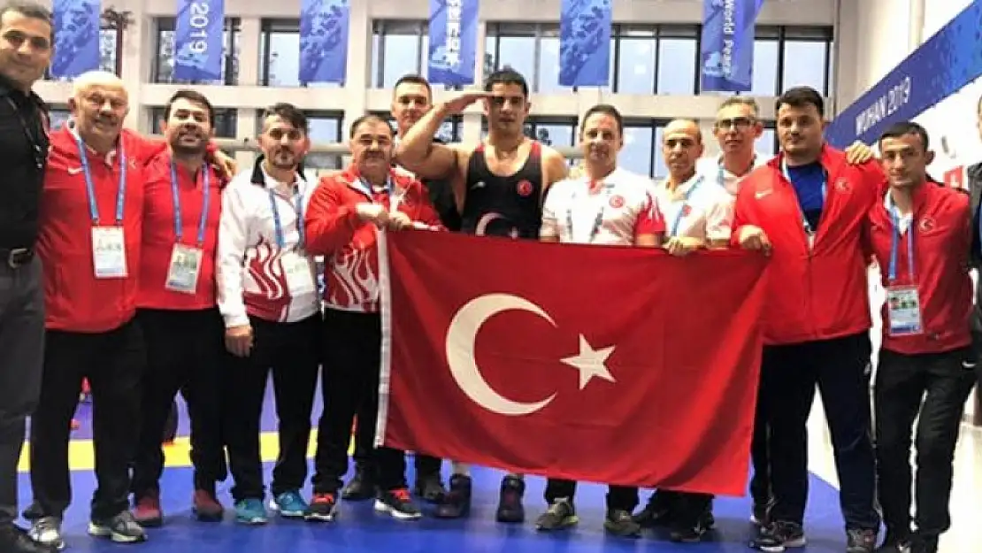 TAHA AKGÜL'DEN ALTIN MADALYA SONRASI ASKER SELAMI