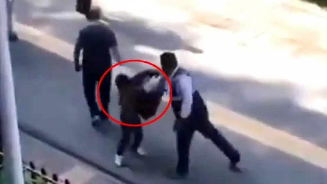 ZABITA YELEĞİ GİYEN ADAM KAĞIT TOPLAYAN ÇOCUĞA TOKAT ATTI