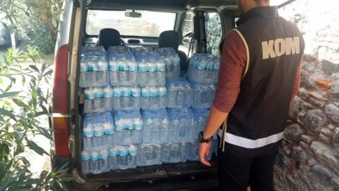 ZEHİR TACİRLERİ 346 LİTRE SAHTE İÇKİYİ SU ŞİŞELERİNE DOLDURMUŞ