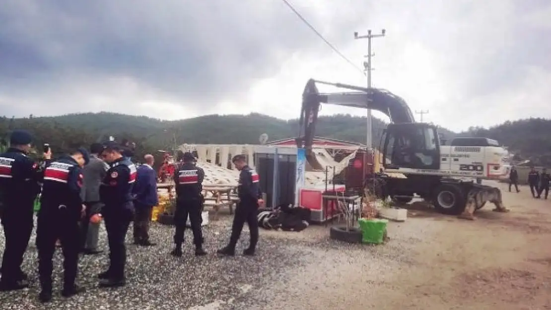 AKBÜK KOYU'NDAKİ KAÇAK YAPILARA BELEDİYE MÜDAHALESİ