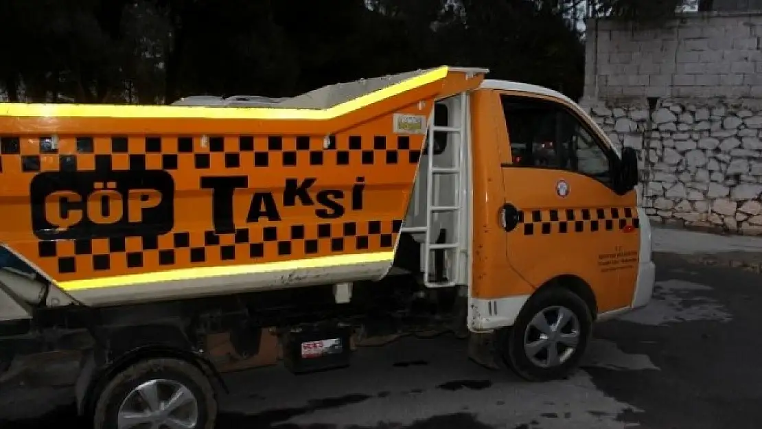 Çöp taksi bisikletli öğrenciye çarptı