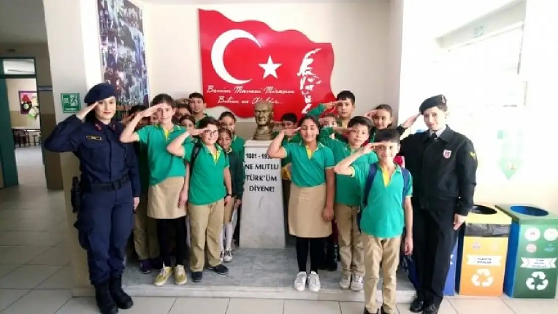 JANDARMA'DAN ÖĞRENCİLERE 'ÇOCUK HAKLARI' GÜNÜ ZİYARETİ