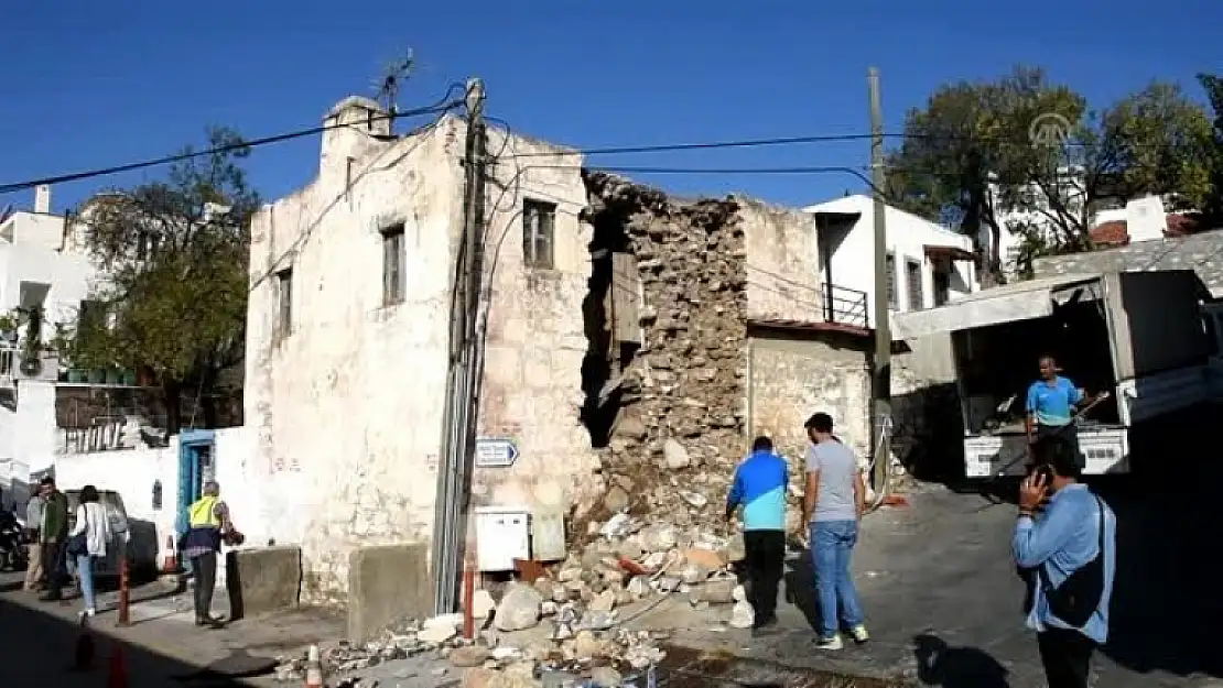 KÜLTÜR VARLIĞI TESCİLLİ TARİHİ BİNA YIKILDI