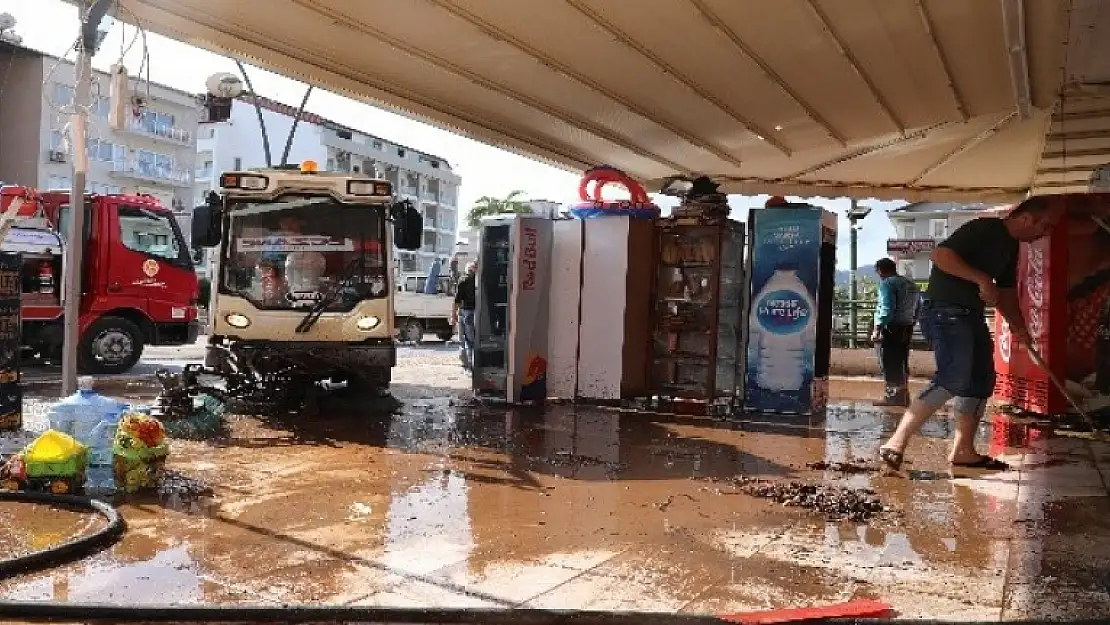 MARMARİS'TE SAĞANAK YAĞIŞIN ETKİLERİ TEMİZLENİYOR