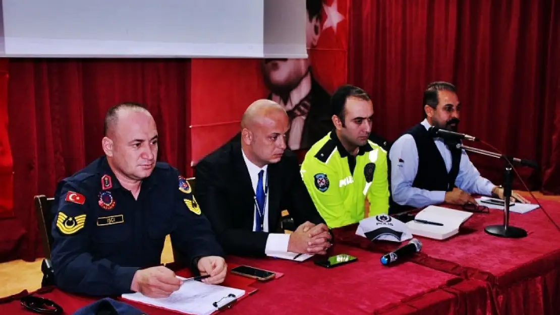 OKUL SERVİSİ SÜRÜCÜLERİNE BİLGİLENDİRME TOPLANTISI