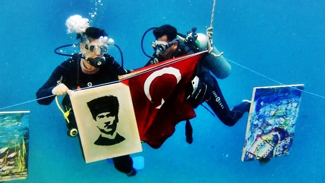 RESSAMLAR DENİZ ALTINDA ATATÜRK PORTRESİ YAPTILAR
