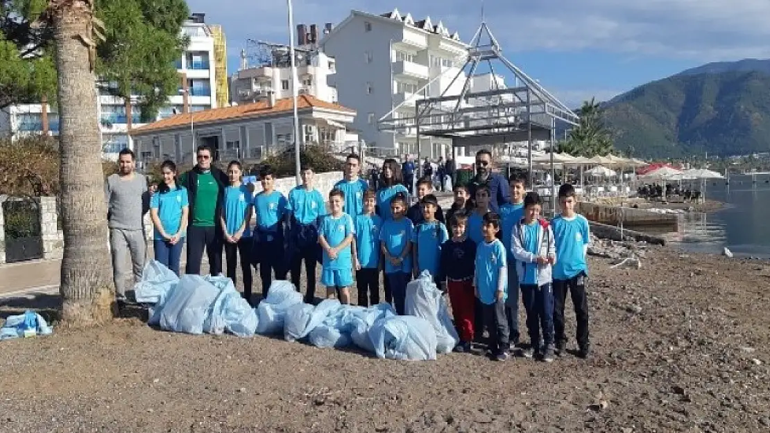 Belediye ve Öğrenciler Halk Plajını Temizledi