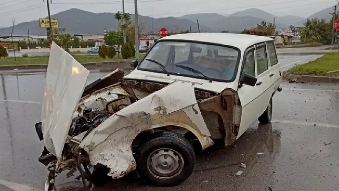 Fethiye'de İki Otomobil Çarpıştı! 2 Kişi Yaralandı