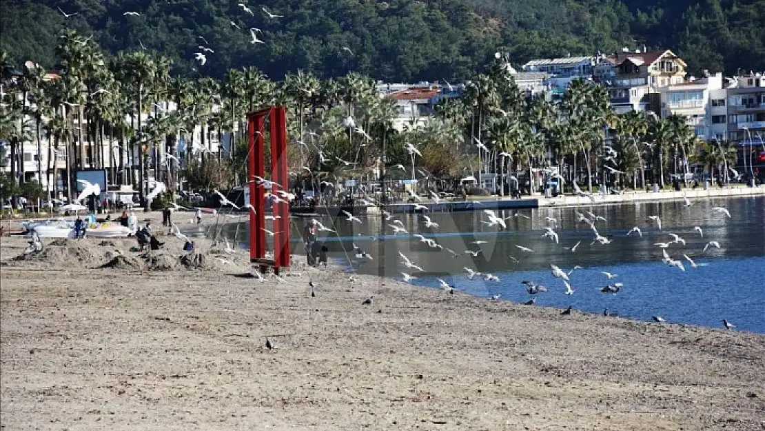 Marmaris'te Deniz 5 Metre Çekildi!