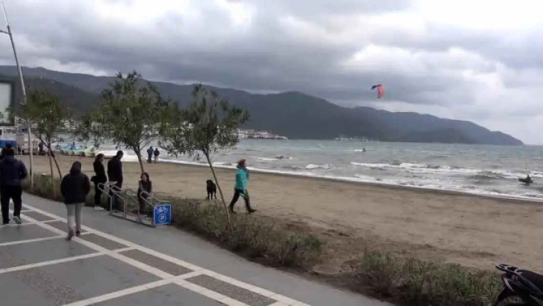 Marmaris'te Sörf Tutkunları Rüzgarı Fırsat Bildi!