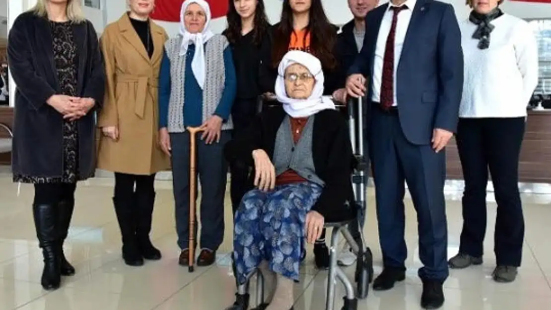 Muğla'da Öğrenciler Hastalara Refakat Ediyor
