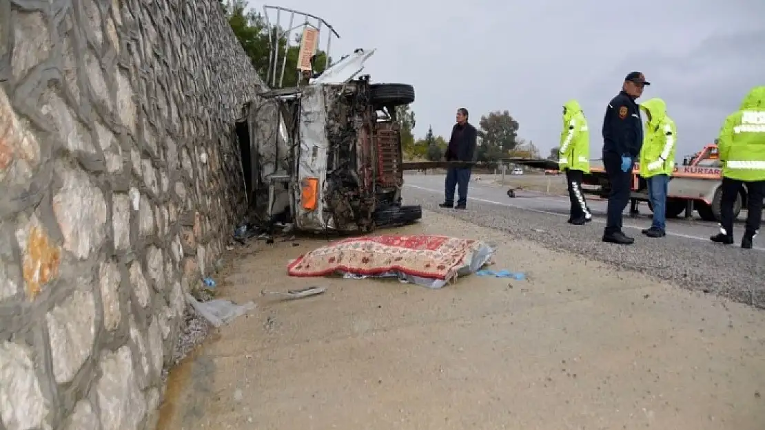 Seydikemer'de Tüp Yüklü Kamyonet Devrildi: 1 Ölü 1 Yaralı