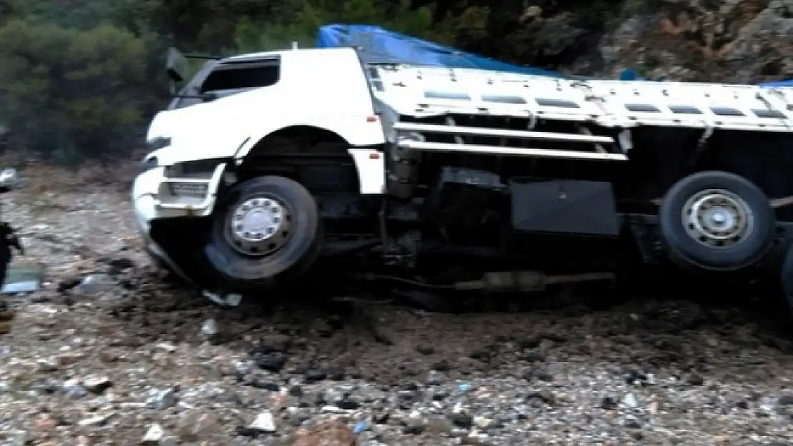 Virajı Alamayan Tır Devrildi