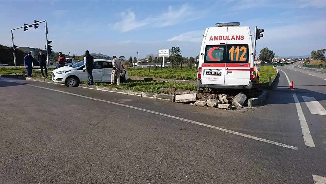 Fethiye'de Ambulans ile Otomobil Çarpıştı