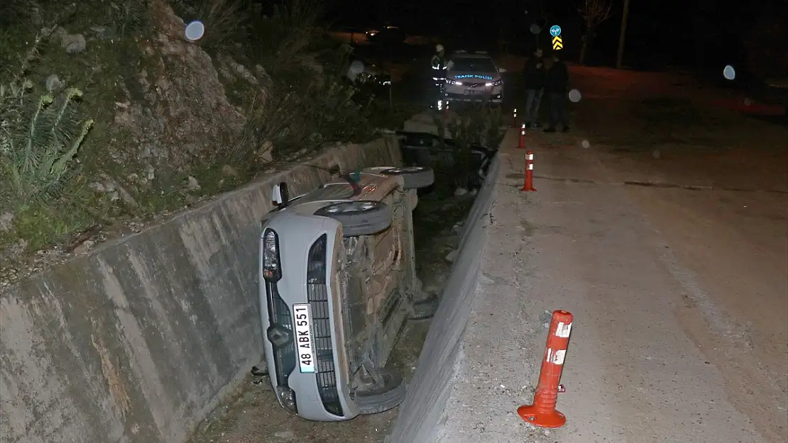 FETHİYE'DE OTOMOBİL KANALA DÜŞTÜ: 2 YARALI