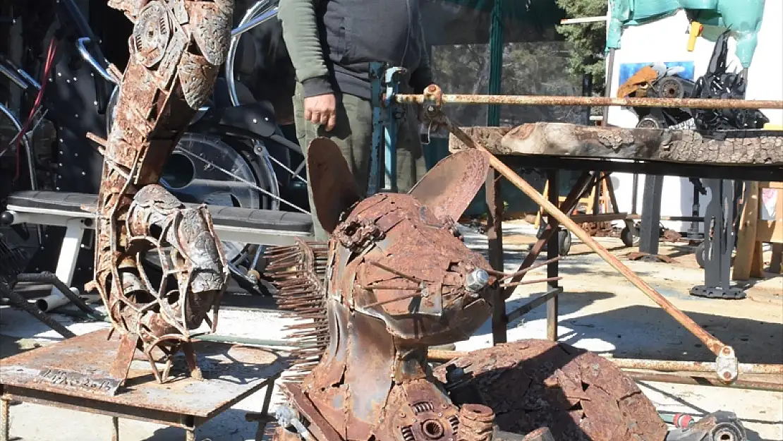 Hurda Otomobil ve Motosiklet Parçalarına Sanatsal Dokunuş