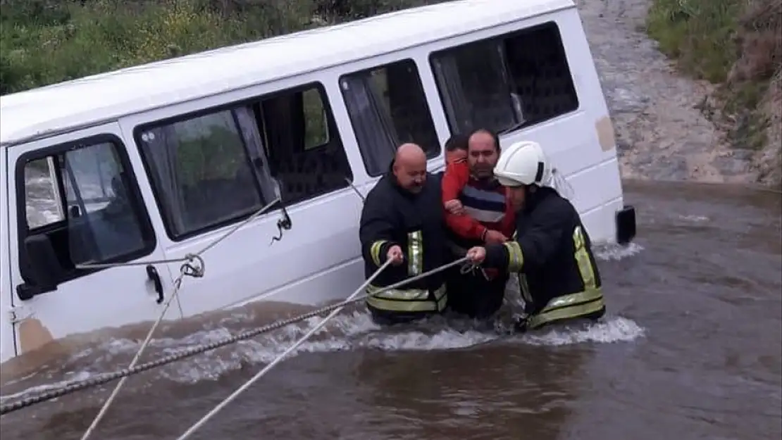 MUĞLA'DA MİNİBÜSLE ÇAYDAN GEÇERKEN MAHSUR KALDILAR