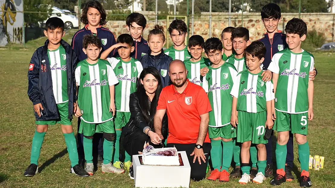FUTBOL MAÇINDA SÜRPRİZ EVLENME TEKLİFİ
