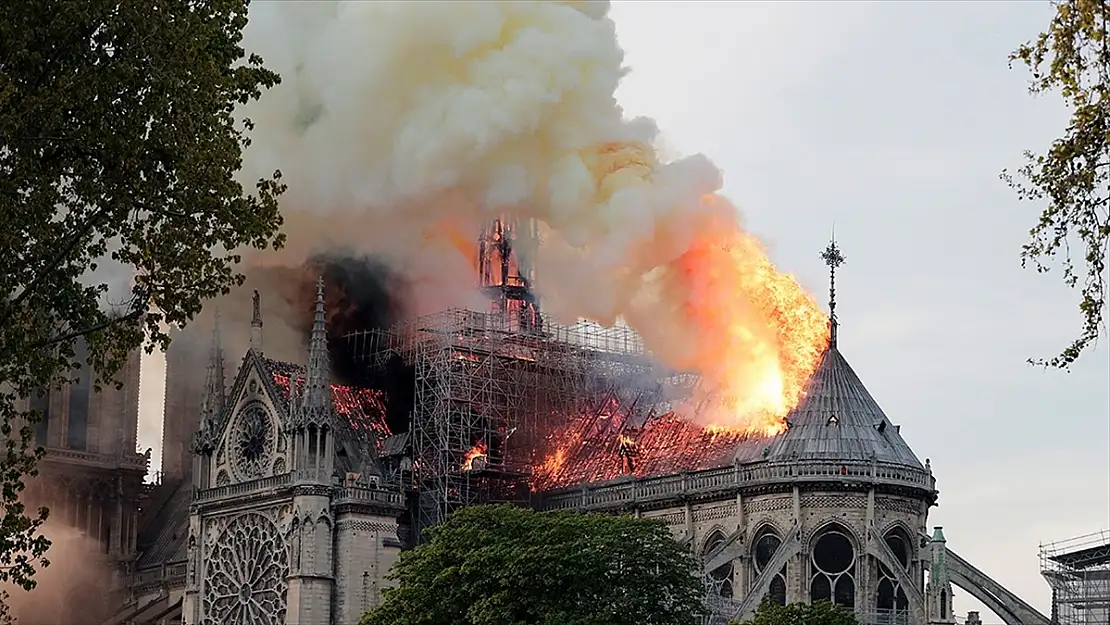 NOTRE DAME KATEDRALİ'NDEKİ YANGIN SÖNDÜRÜLDÜ