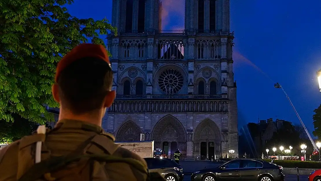'NOTRE DAME'I YENİDEN İNŞA EDECEĞİZ'