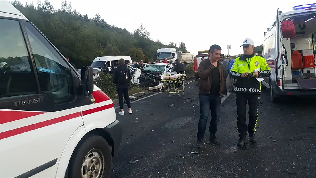 MUĞLA'DA İKİ OTOMOBİL ÇARPIŞTI: 2 ÖLÜ, 3 YARALI