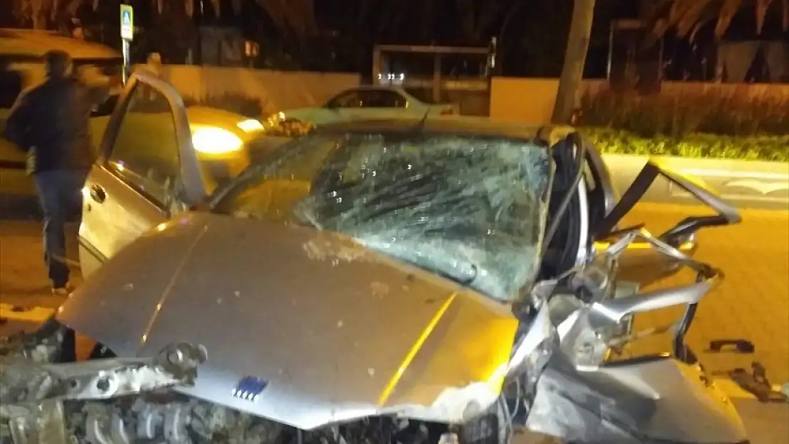 MARMARİS'TE OTOMOBİL REFÜJE ÇARPTI: 1 ÖLÜ, 2 YARALI
