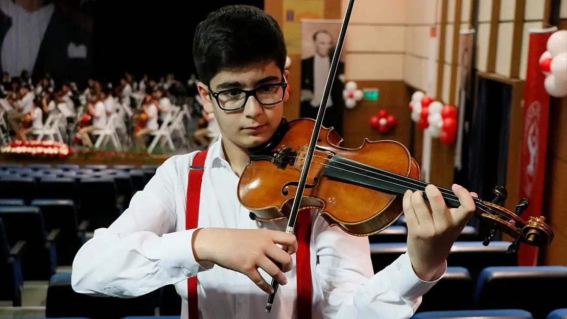 MOZART ÖDÜLLÜ ALİ'NİN KEMAN TUTKUSU