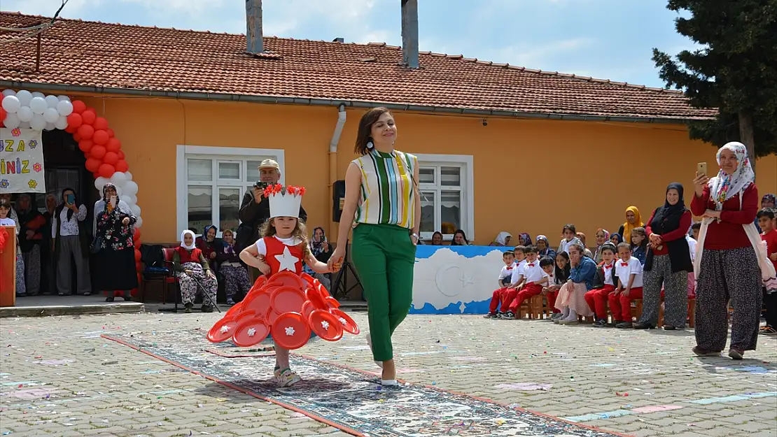 ÖĞRENCİLERDEN 'SIFIR ATIK DEFİLESİ'