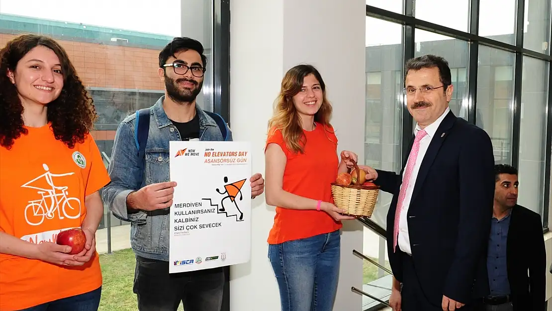 ASANSÖR YERİNE MERDİVEN KULLANANA ELMA ÖDÜLÜ