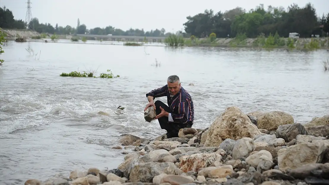 HORTUM FELAKETİNDE SELE KAPILAN KIZININ BULUNMASINI İSTİYOR