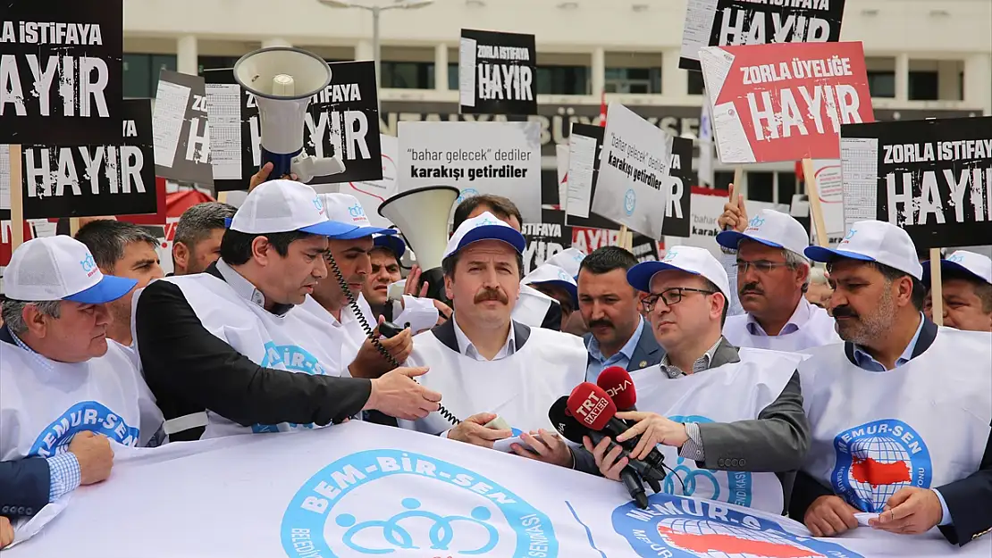 MEMUR-SEN'DEN ANTALYA BÜYÜKŞEHİR BELEDİYESİ ÖNÜNDE EYLEM