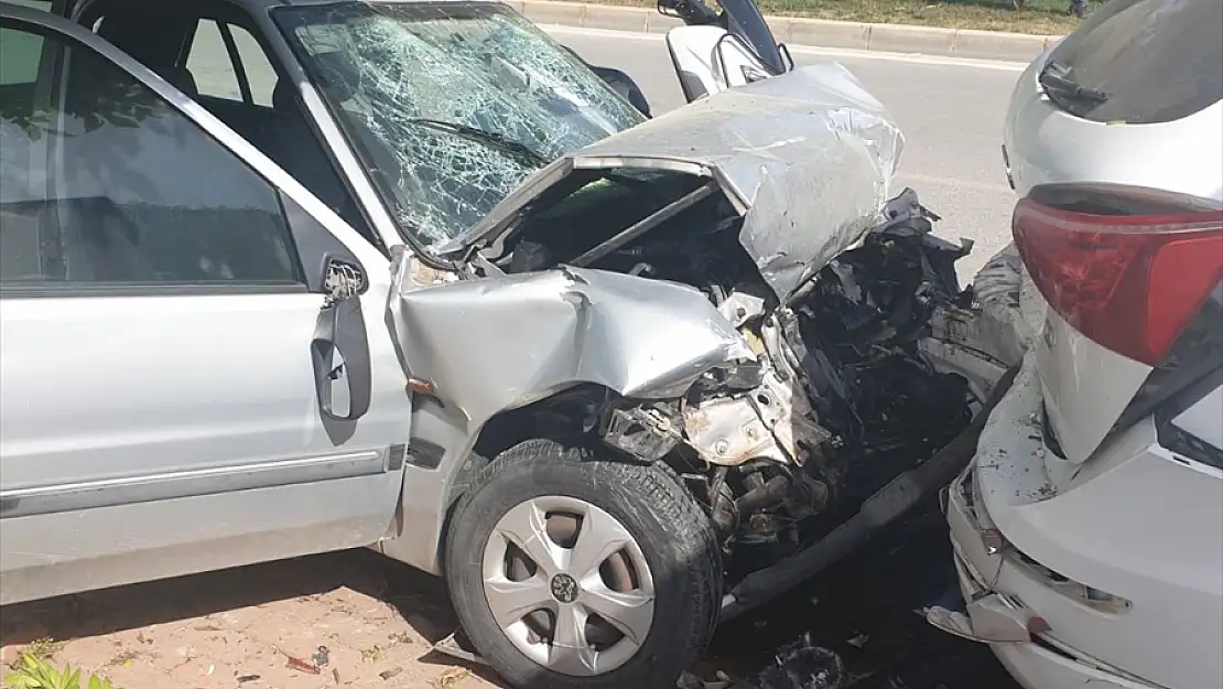 PARK HALİNDEKİ OTOMOBİLE ÇARPTILAR: 2 ÖLÜ