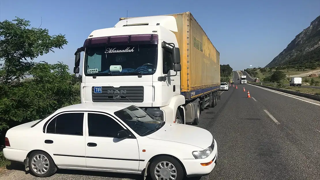 OTOMOBİL TIRIN ÖNÜNDE 300 METRE SÜRÜKLENDİ