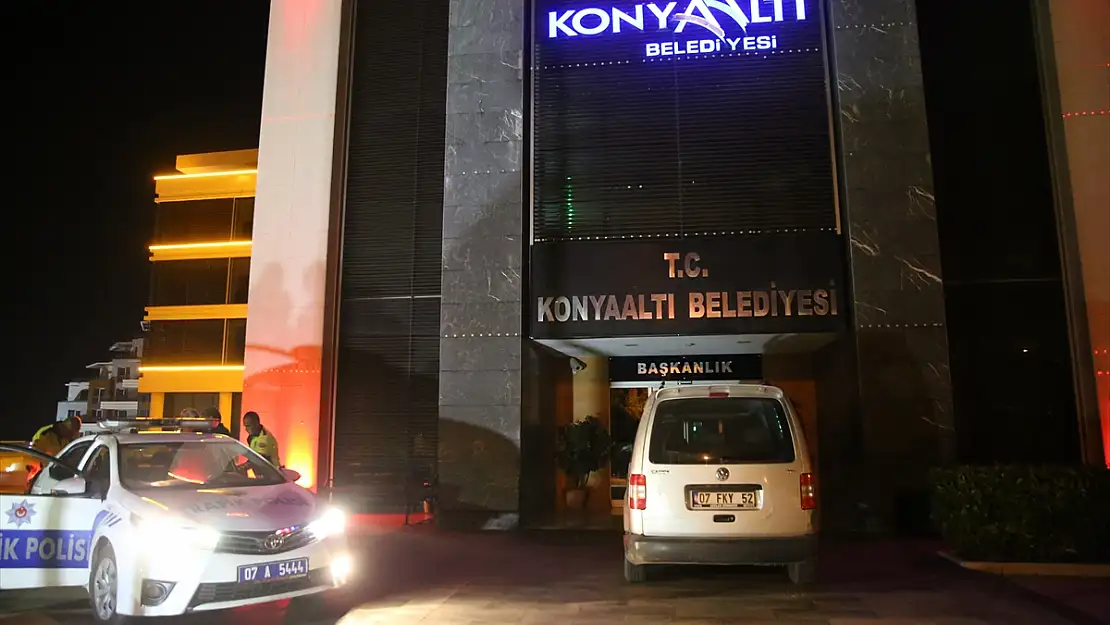 ALKOLLÜ SÜRÜCÜ ARACIYLA BELEDİYE BİNASINA GİRMEYE ÇALIŞTI