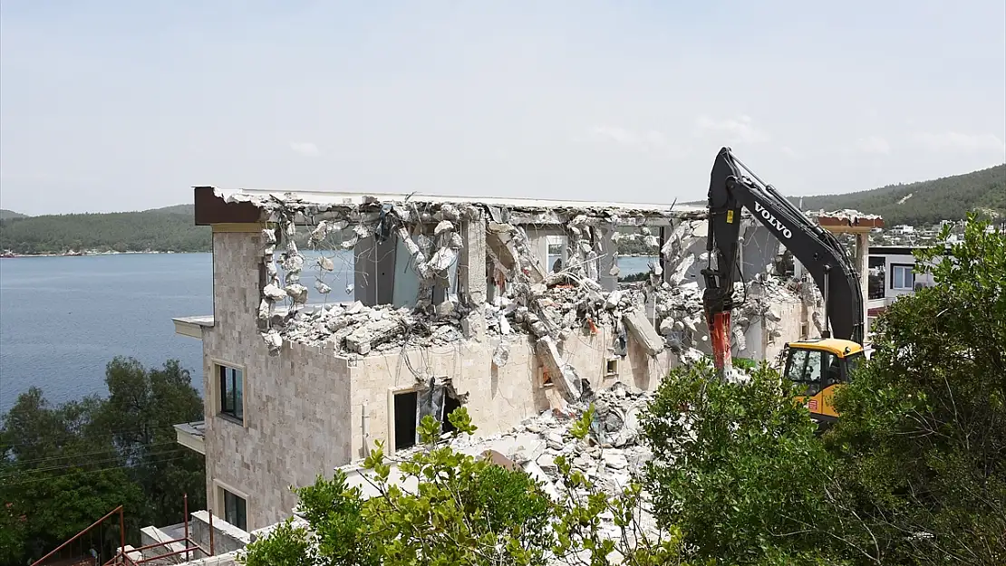 BODRUM'DAKİ DENİZ MANZARALI KAÇAK BİNA YIKILDI